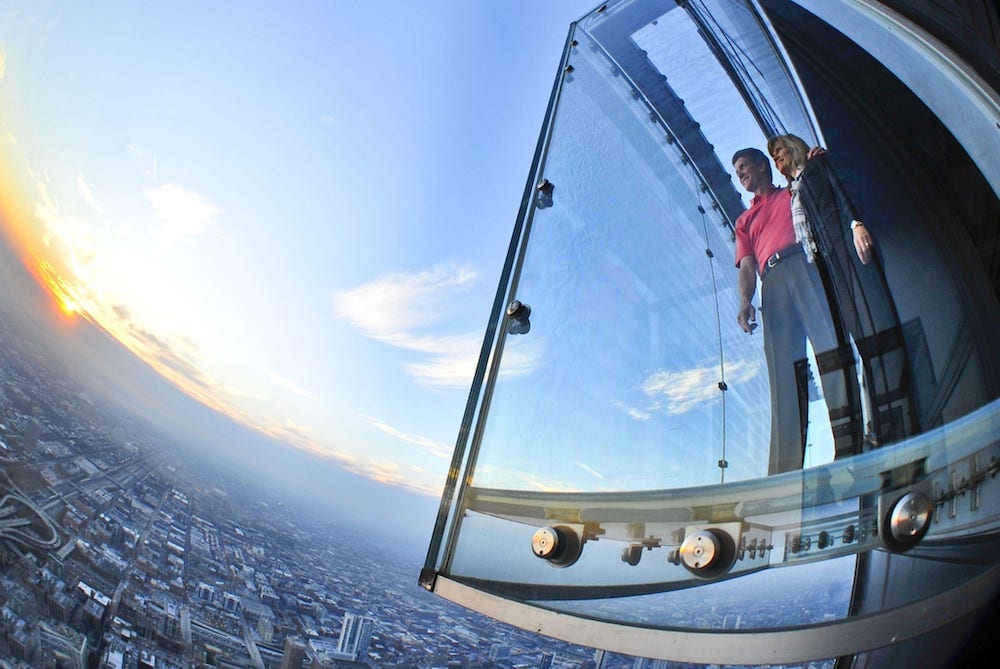 Couple-on-The-Ledge-at-Skydeck Famous Places in Chicago